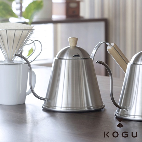 日製18-8不鏽鋼木柄極細口咖啡手沖壺，壺身呈圓錐形，配有木質壺蓋與手柄，細長彎曲的壺嘴方便控制水流，整體為金屬原色。