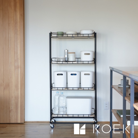 黑色金屬四層置物推車，配有木紋層板，上方擺放白色收納盒、水瓶、罐子和杯子，下方有三個白色收納籃。