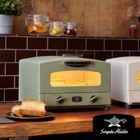 復古風格的綠色小烤箱，配有黑色把手和玻璃門。烤箱內部有加熱管和烤架，正面有兩個旋鈕和一個計時器。旁邊還有一個白色的小烤箱。