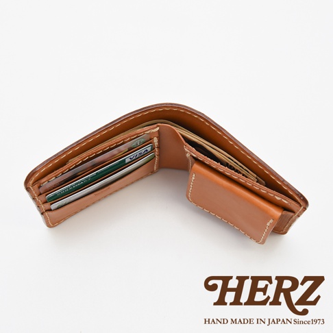 職人手作皮革經典雙折短夾，棕色皮革，內含多個卡槽，可放置多張信用卡與鈔票，縫線精緻，質感佳。