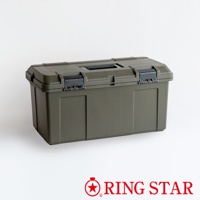 軍綠色塑膠收納箱，有黑色扣環和提把，箱體方正，設計堅固。