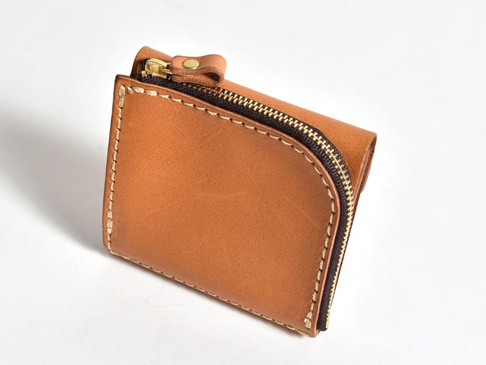 職人手作皮革口袋拉鍊方形短夾，採用棕色牛皮材質，搭配黃銅色拉鍊和米白色縫線，設計簡約實用。