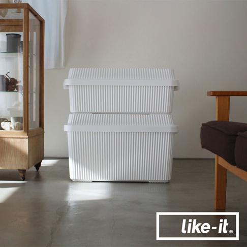 兩個白色可疊式波浪紋收納箱堆疊，每個箱子設有蓋子。