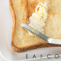 日製不鏽鋼奶油刀，刀刃帶有鋸齒狀邊緣及圓孔裝飾，正在塗抹吐司上的奶油。