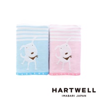 今治純棉條紋紗布毛巾，左為藍色、右為粉紅色，兩條毛巾皆有白色卡通小狗刺繡圖案，小狗戴著棕色領巾，毛巾上緣有白色細條紋，底部有小狗腳印圖案。