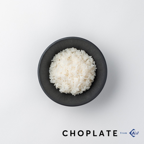 CHOPLATE BOWL沙拉碗，黑色圓形碗中盛有飽滿的白米飯，碗身帶有紋理，呈現簡約質感。