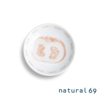 白色陶瓷迷你小菜碟，碟面繪有手繪風格的橘色南瓜切面圖案，碟邊飾有橘色交叉線條裝飾。