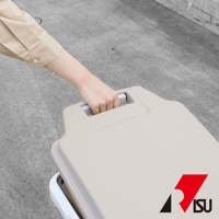 米色塑膠垃圾桶，設有可提起的手柄，用於開啟掀蓋。垃圾桶具有光滑的表面和簡潔的設計，適合戶外使用。