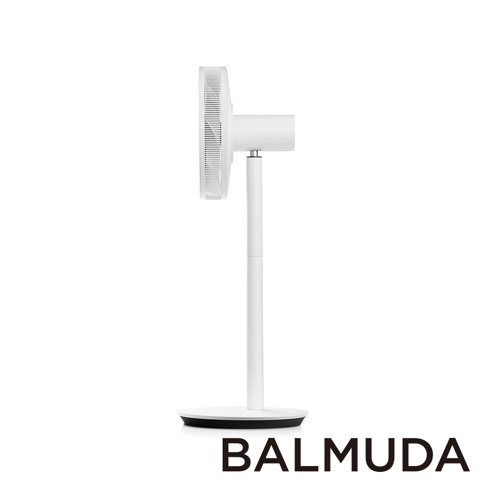 白色The GreenFan風扇，側邊視角，展示其簡約設計，包含圓形底座、直立式支架和方形風扇頭，材質為光滑塑膠。