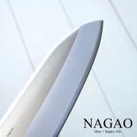 燕三條 VG-10 不鏽鋼三德刀，刀刃部分特寫，展現銀色金屬光澤與細膩的拉絲紋理，刀尖銳利。