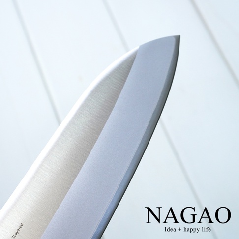 燕三條 VG-10 不鏽鋼三德刀，刀刃部分特寫，展現銀色金屬光澤與細膩的拉絲紋理，刀尖銳利。