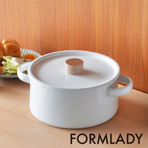 白色琺瑯雙耳湯鍋，鍋蓋中央有木質提鈕，附帶兩個簡潔的白色把手，鍋身圓潤，整體風格簡約。