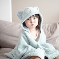 淺綠色今治純棉Q萌貓耳連帽浴巾，柔軟親膚，帶有可愛的藍色條紋貓耳造型，適合嬰幼兒。