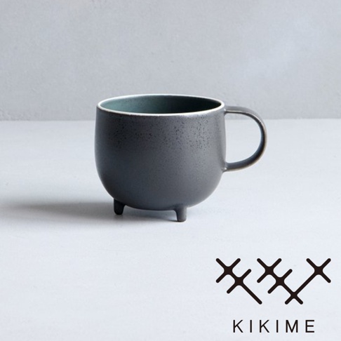 深灰色美濃燒珪晶釉球型馬克杯，底部有三隻支腳，內緣為淺綠色，帶有把手。