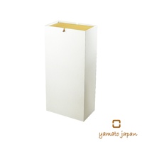 白色長方形擺動式垃圾桶，頂部有木紋裝飾，具有簡潔的設計風格，適合居家或辦公室使用。