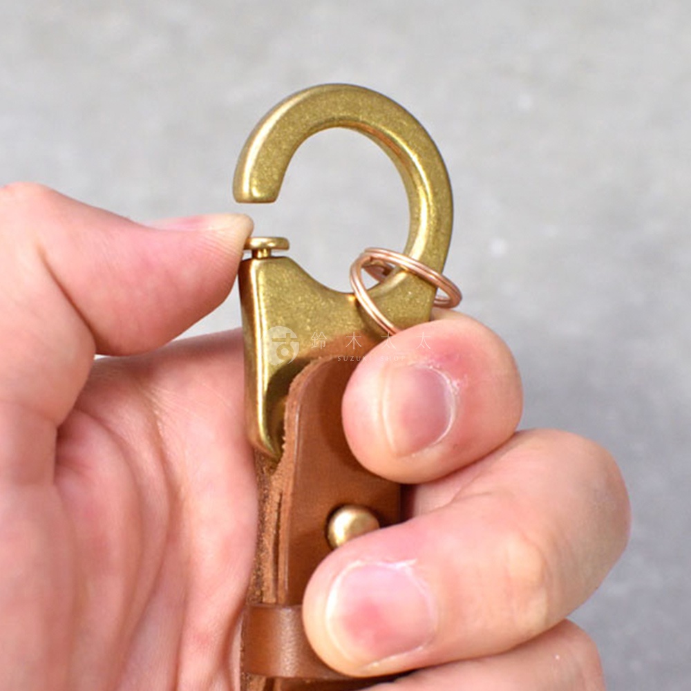 職人手作皮革鑰匙圈，採用黃銅製作的S型掛鉤，搭配棕色皮革帶，可掛置多個鑰匙圈。