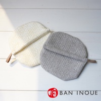 兩件 Tricot 棉麻防燙鍋套，一件為米白色，印有金色細條紋；另一件為淺灰色，織有斜紋。