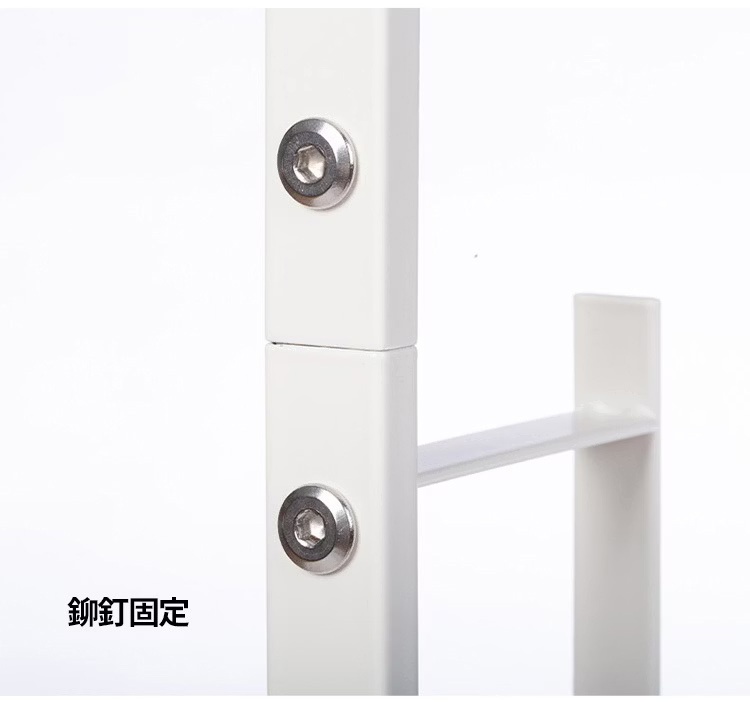 白色烤漆金屬結構的特寫鏡頭，展示了兩段金屬支架透過金屬螺絲連結固定的細節，畫面左下方標示鉚釘固定字樣，呈現出簡約的工業風格與穩固的組裝方式。