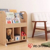 淺木色童心繪本架 ER-6030，頂部有開放式層架，可放置多本童書，下方有三個獨立收納空間，展示一個泰迪熊玩偶、一個方形收納盒及一個紅色屋頂的木製小房子。