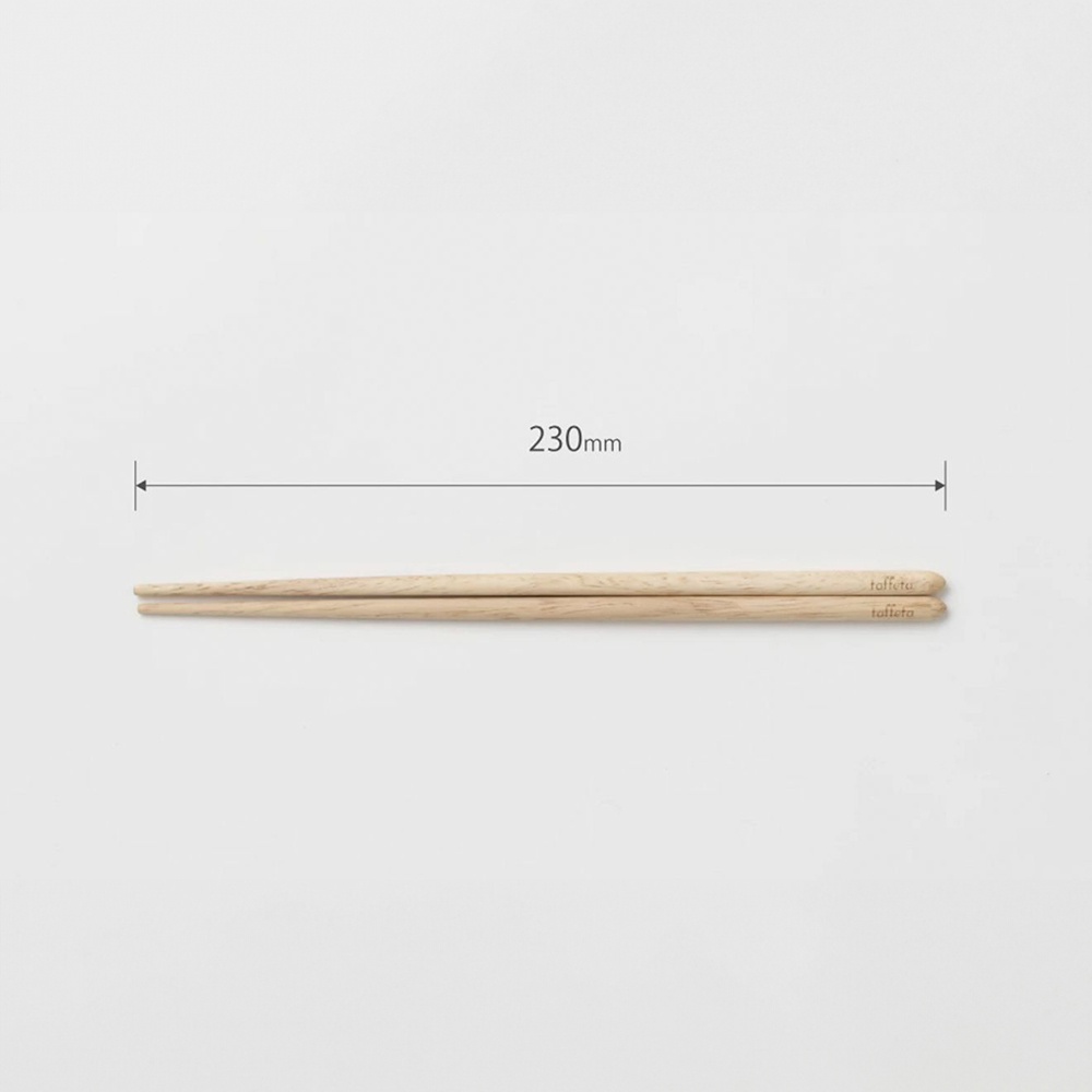 一雙 23 公分長的楓木圓筷，呈現天然木紋和淺棕色調，筷子上印有白色「taffeta」字樣。