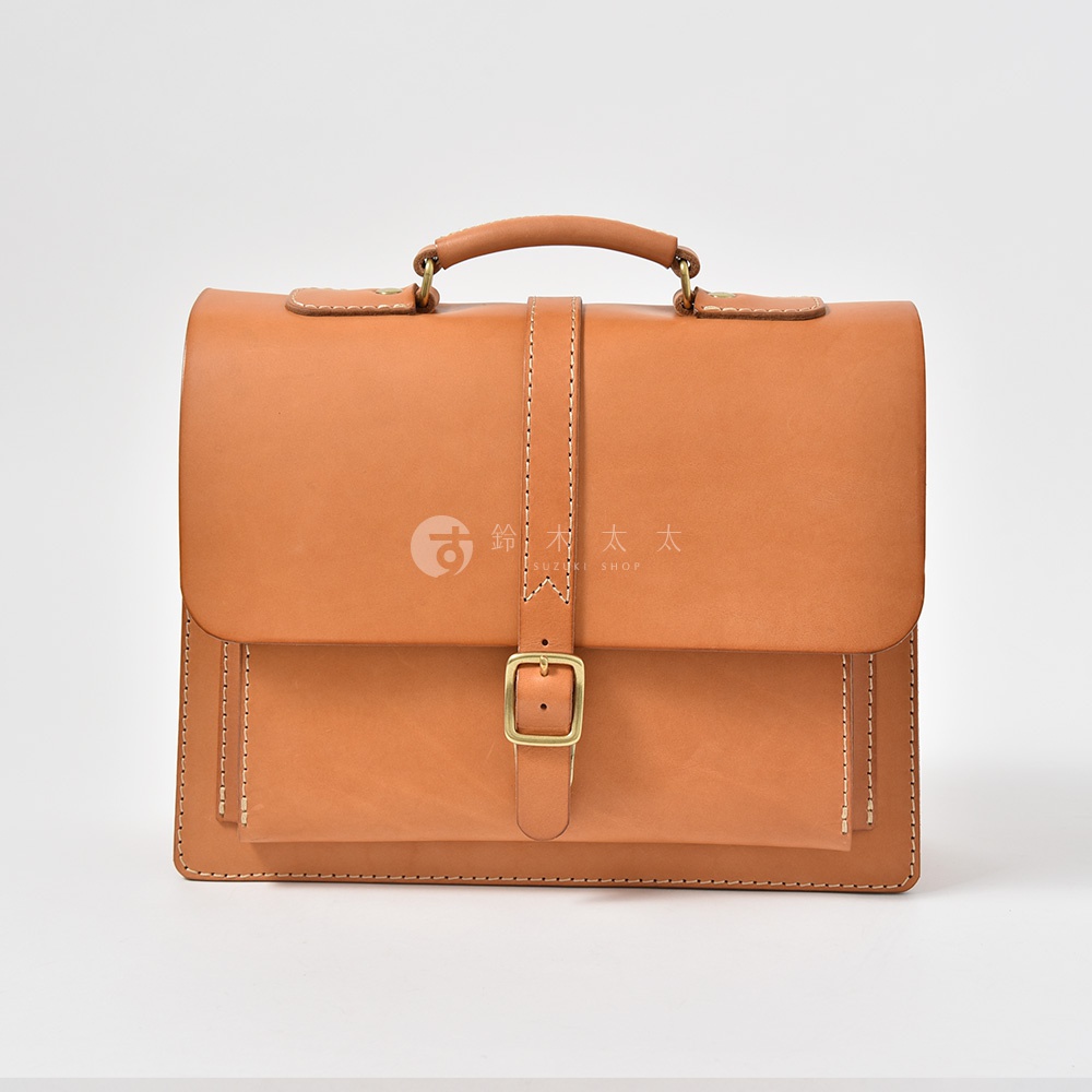 職人手作皮革三用單扣商務後背包，原色皮革，方形款式，頂部有提把，正面有一個皮帶扣環，風格簡約。
