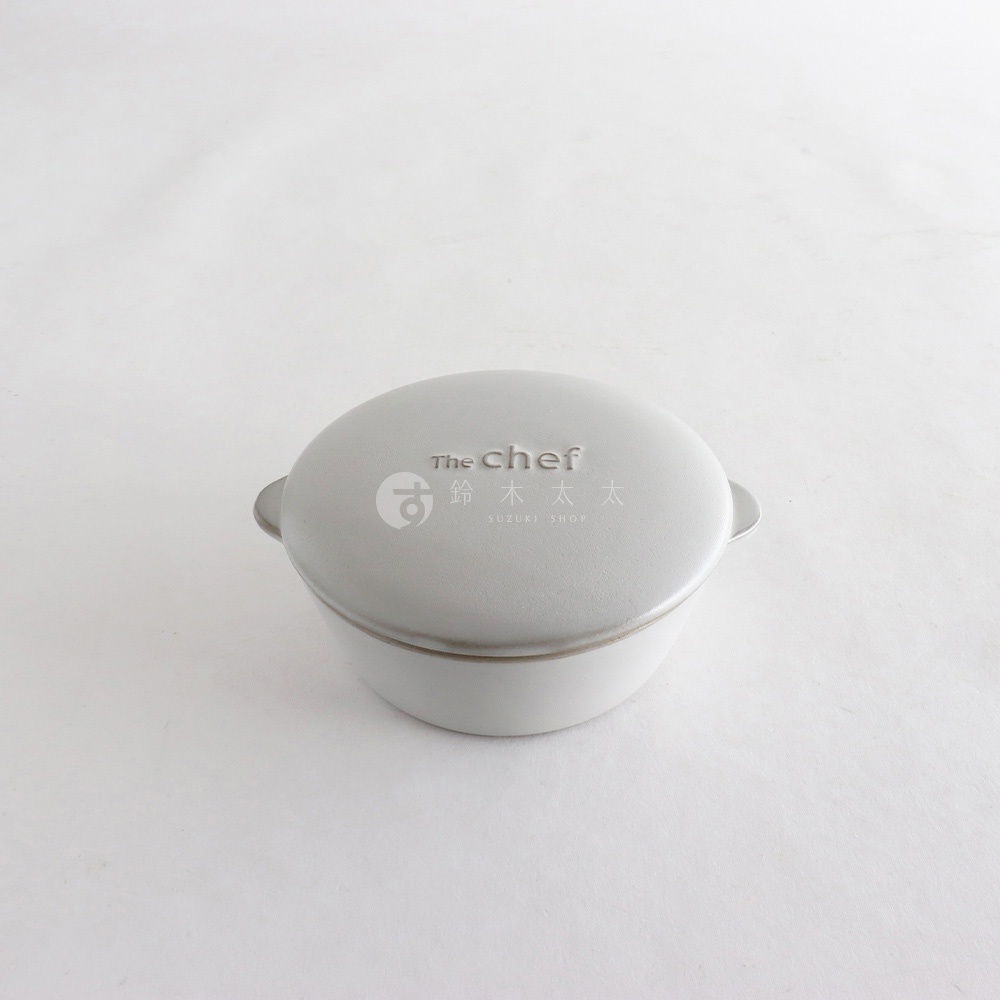 The chef 品牌白色陶製圓鍋，附有同色系鍋蓋，鍋蓋中央壓印有品牌 Logo 及日文標誌。