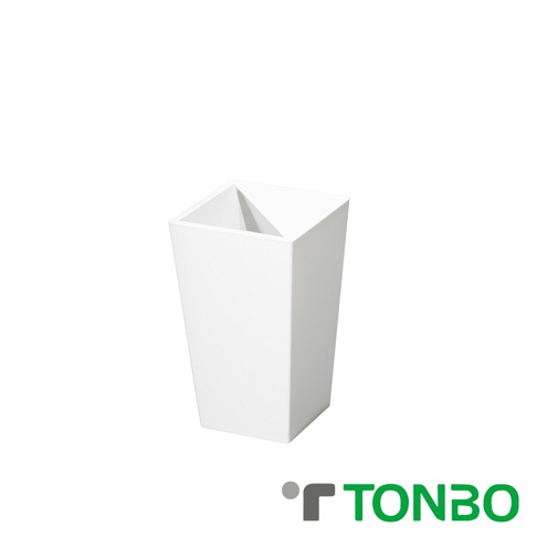 白色方形半開式垃圾桶，容量5.5L，材質為塑膠，造型簡約，底部較寬，向上漸窄，開口處有斜切設計。