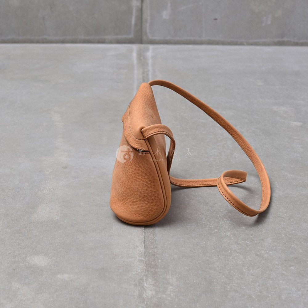 職人手作皮革Organ貼身斜背包 M-8 淺棕色，皮革紋理清晰，側邊視角，搭配細長的皮革背帶。