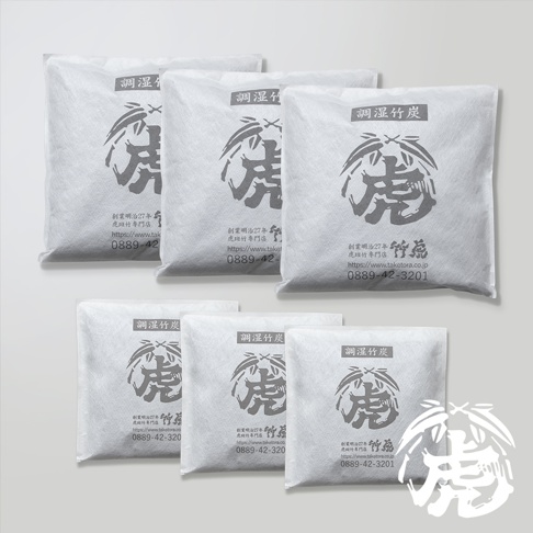 白色無紡布包裝的孟宗竹炭，六件組，包裝上印有灰色「調濕竹炭」字樣、竹子與虎的圖案，以及品牌資訊。