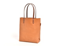 職人手作皮革直式軟皮托特包 (T-205) M，淺棕色牛皮材質，簡約設計，雙提把，適合日常攜帶。