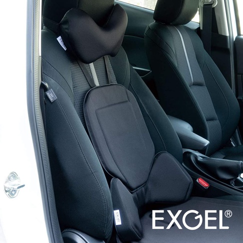 汽車座椅上的黑色 EXGEL 頸墊和腰部支撐墊，頸墊呈 U 型，腰部支撐墊為人體工學設計，布料表面有細緻紋理，整體為黑色，強調舒適支撐。