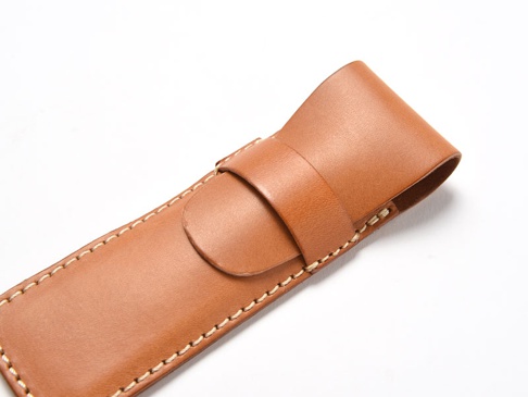 職人手作皮革鋼筆專用收納筆套 (KP-50) S，採用棕色皮革製成，縫線整齊。筆套設計簡潔，帶有翻蓋和固定帶，可有效保護鋼筆。