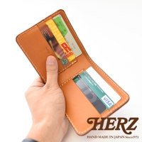 職人手作皮革二折橫式小短夾，卡其色皮革，內有卡片槽，可放置紙鈔與多張卡片，簡潔實用。