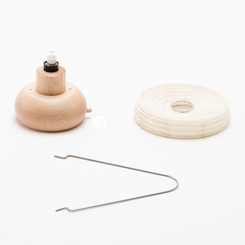 木製提燈底座，頂部裝有LED燈泡，旁邊有一個圓形白色紙燈罩，下方有一對金屬鑷子。