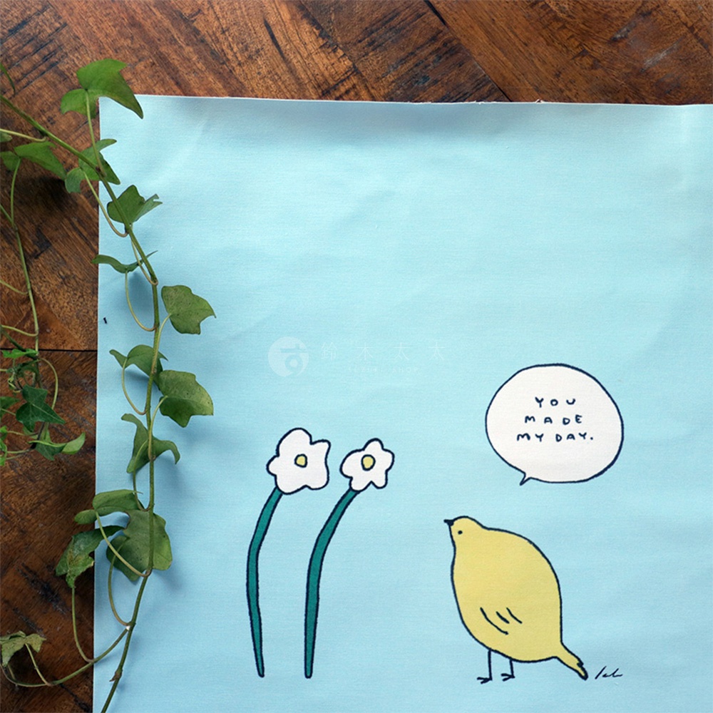 無框帆布藝術海報，淺藍色背景，繪有黃色小鳥、兩朵白色小花及寫有「YOU MADE MY DAY.」的對話氣泡。