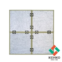 四塊淺灰色的藺草榻榻米由淺棕色的邊框連接，中間以十字形黑色連結器固定，呈現網格狀排列。