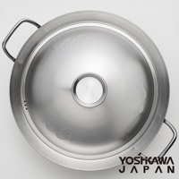 不鏽鋼相撲鍋，鍋蓋中央有圓形提鈕，鍋蓋表面蝕刻有四個可愛的相撲力士圖案，鍋身兩側有金屬提把。