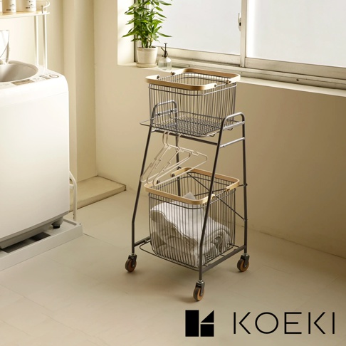 Mash 移動式雙層分類洗衣置物籃，灰色金屬網籃設計，搭配木質提把，附有輪子方便移動，兩層皆可放置衣物或雜物。