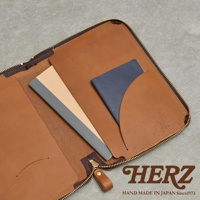 HERZ職人手作皮革Organ記事本收納包，設有卡槽可放置護照或筆記本。
