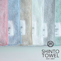 左起為粉紅色、淺藍色、米色、白色、灰色及淺綠色共六款YUKINE雪中漫步蓬厚浴墊，皆為有機棉材質，織紋蓬鬆，標籤顯示產地為日本。