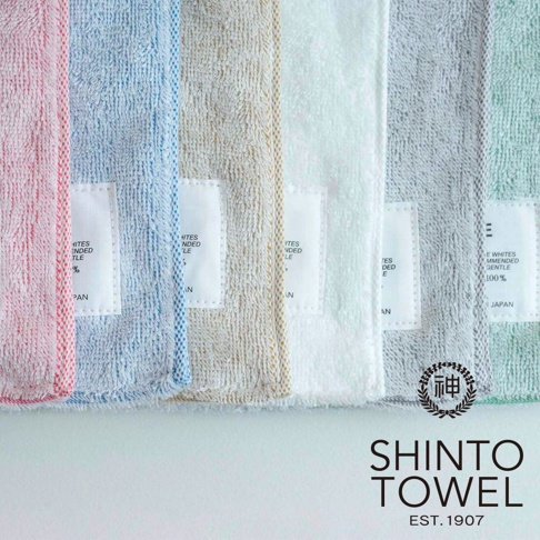 左起為粉紅色、淺藍色、米色、白色、灰色及淺綠色共六款YUKINE雪中漫步蓬厚浴墊，皆為有機棉材質，織紋蓬鬆，標籤顯示產地為日本。