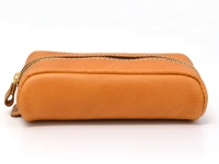 職人手作皮革圓角收納筆袋 (KP-1)，採用天然皮革材質，呈現溫潤的淺棕色調，表面有細緻的皮革紋理。筆袋為長條形，兩側圓潤，設有黃銅色拉鍊及皮革拉環，整體設計簡約實用。