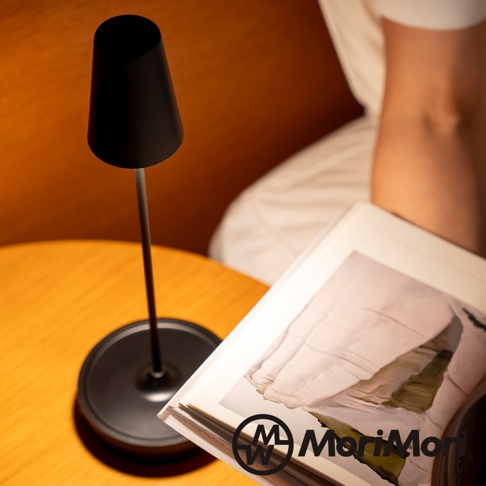 金屬復古氛圍燈，黑色燈罩，黑色金屬燈桿與底座，放置於木質桌面上，旁邊有一本翻開的雜誌。