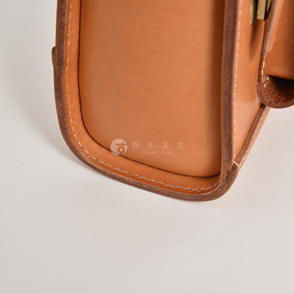 職人手作皮革經典學院風迷你後背包，棕色皮革材質，簡約設計，做工細緻。