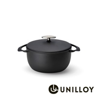 黑色琺瑯鑄鐵鍋，配有銀色鍋蓋把手，鍋身帶有兩個黑色提把，整體呈現霧面質感。