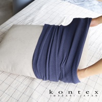 深藍色今治萬用彈性枕套，柔軟針織材質，覆蓋在淺色枕頭上，展現其彈性和服貼性。