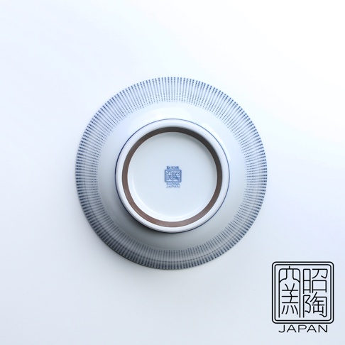 藍染千段十草丼飯碗，碗底有藍色印記，標示「昭和製陶」、「JAPAN」。碗外側有細密的藍色條紋圖案，碗沿處為白色。