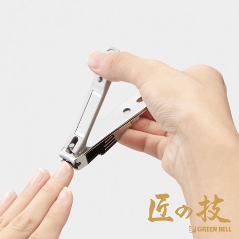 一只手使用銀色鍛造不鏽鋼集屑指甲剪，剪下另一隻手的指甲。