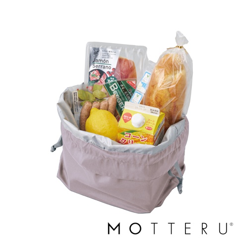 淺粉色輕時尚摺疊保冷束口袋，內部裝有香腸、檸檬、玉米奶油盒、火腿片和麵包，材質為帆布。