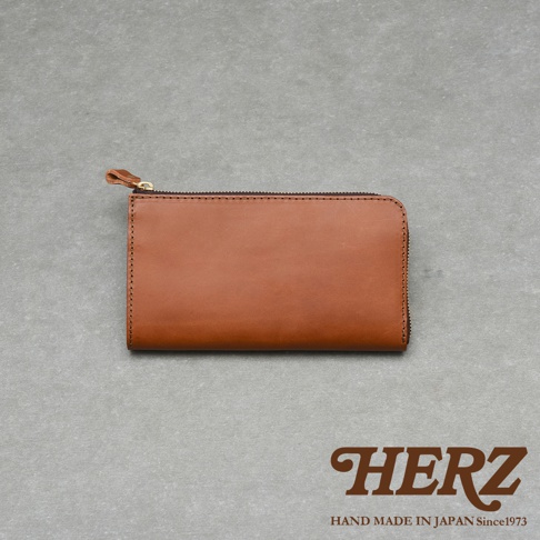 一個棕色皮革拉鍊長夾，正面平整，頂部有拉鍊開合，旁邊有品牌標誌。